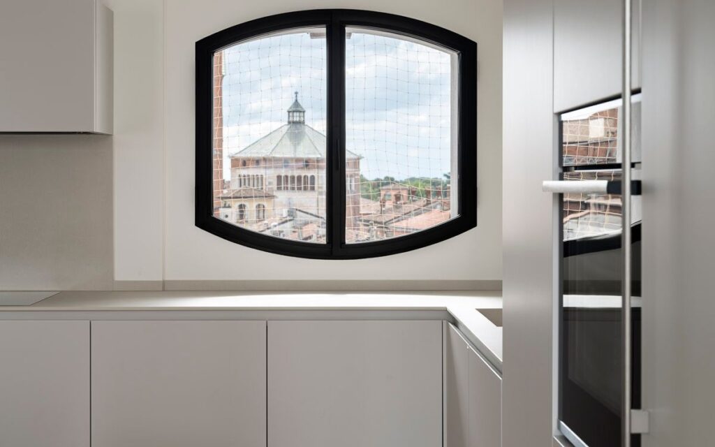 Moduli personalizzabili e arredi su misura per il restyling a 360° di un luminoso palazzo storico