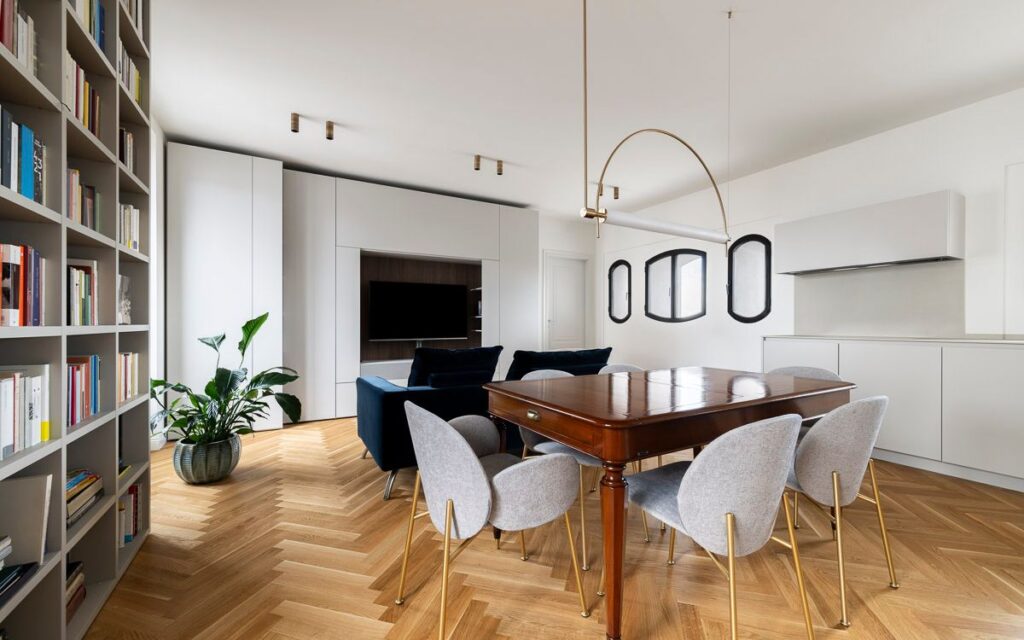 Moduli personalizzabili e arredi su misura per il restyling a 360° di un luminoso palazzo storico
