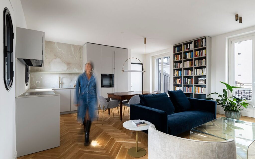 Moduli personalizzabili e arredi su misura per il restyling a 360° di un luminoso palazzo storico