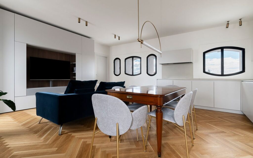 Moduli personalizzabili e arredi su misura per il restyling a 360° di un luminoso palazzo storico