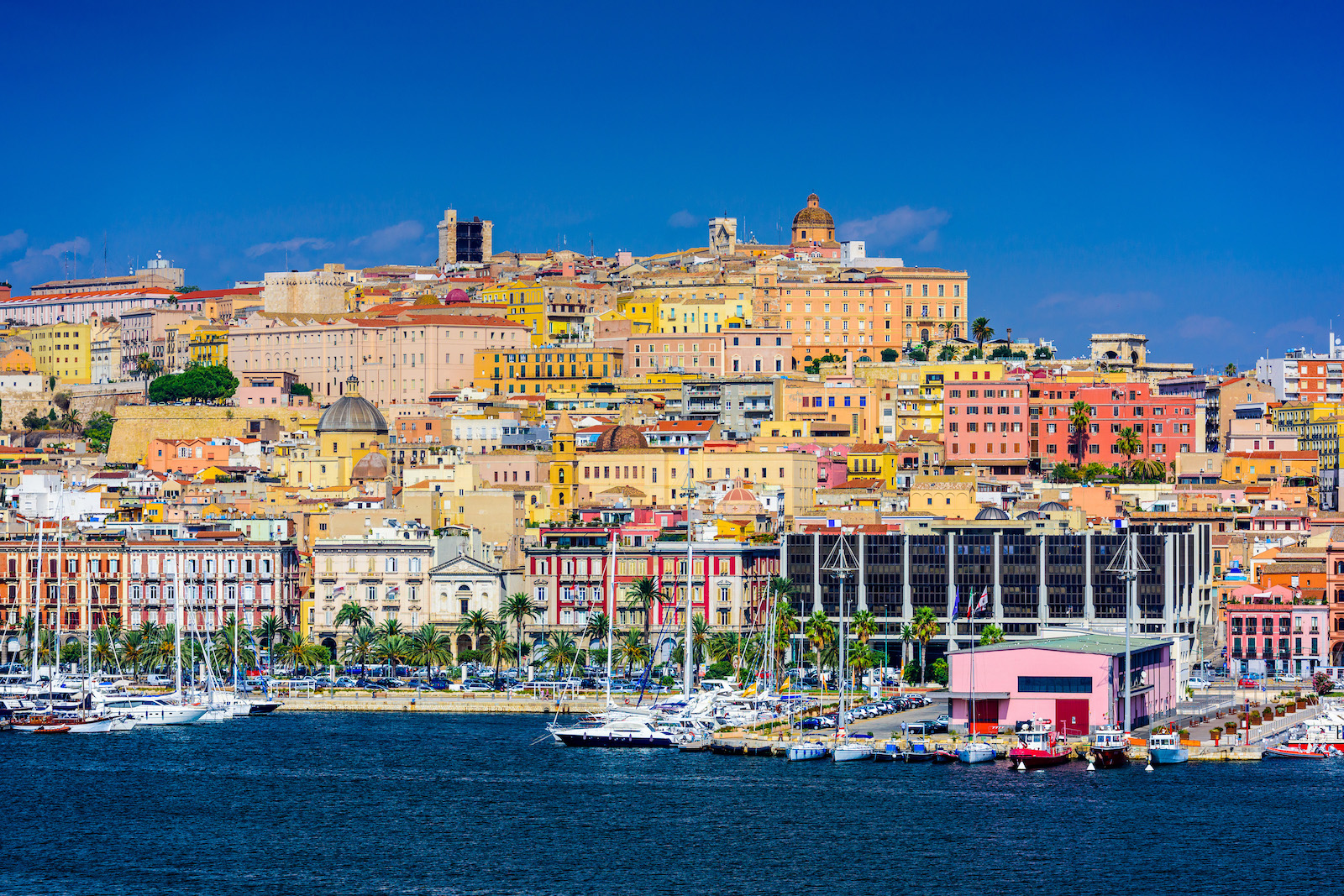 Una panoramica del centro storico e del porto di Cagliari.