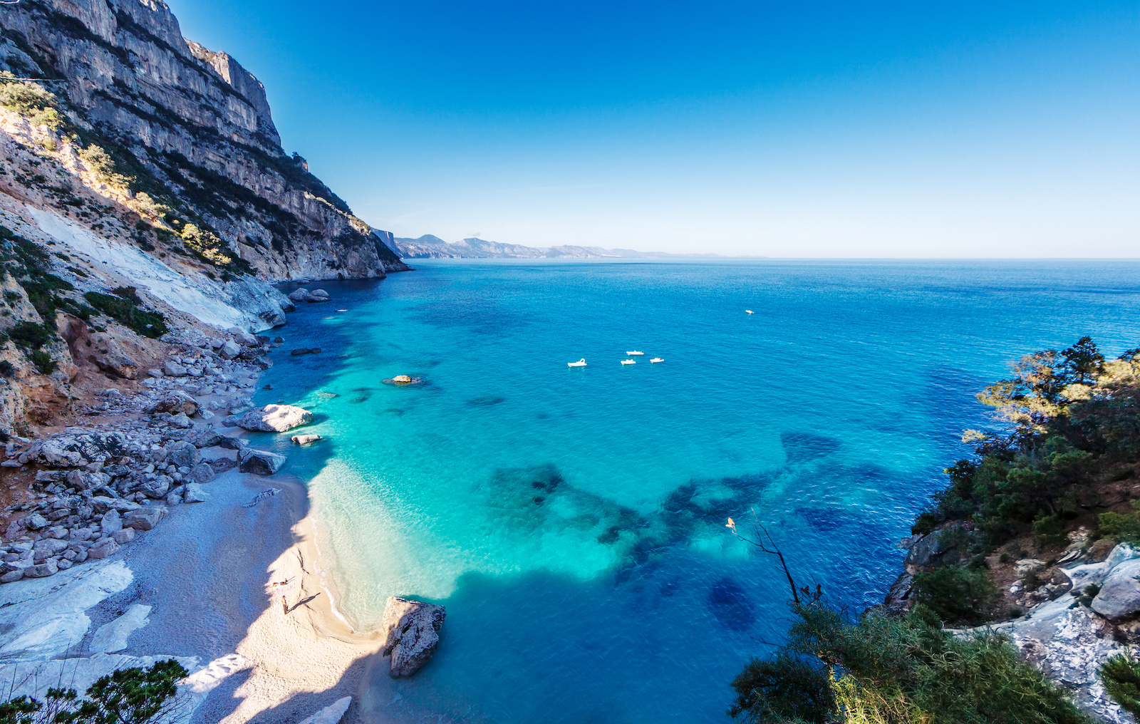 La spettacolare Cala di Goloritzé, nel territorio di Baunei, incorniciata da calcare, mare cristallino e montagne.