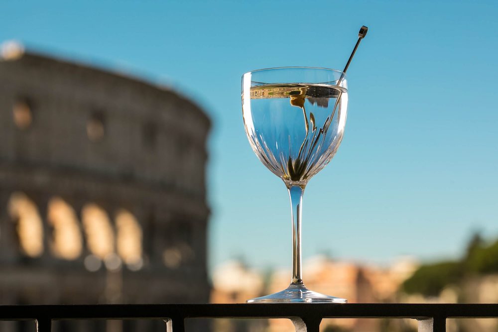 Dettaglio di un cocktail del rooftop bar The Court di Palazzo Manfredi, a Roma.