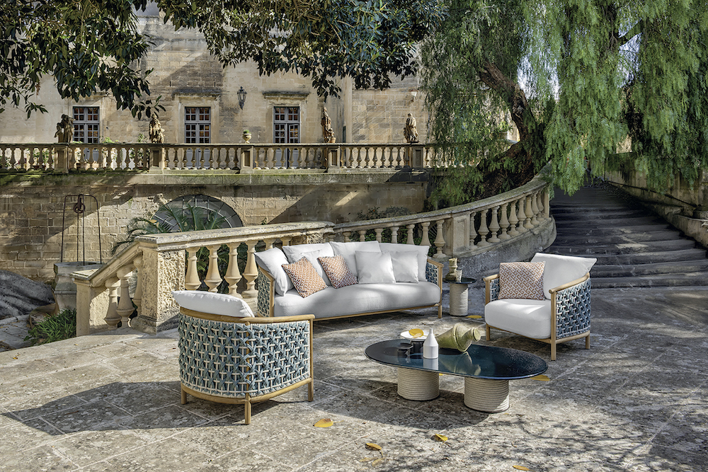 Patio è una collezione completa di mobili da giardino che si distingue per l'uso creativo dell'intreccio abbinato all'eleganza naturale del legno di teak. Design Zanellato/Bortolotto per Ethimo.