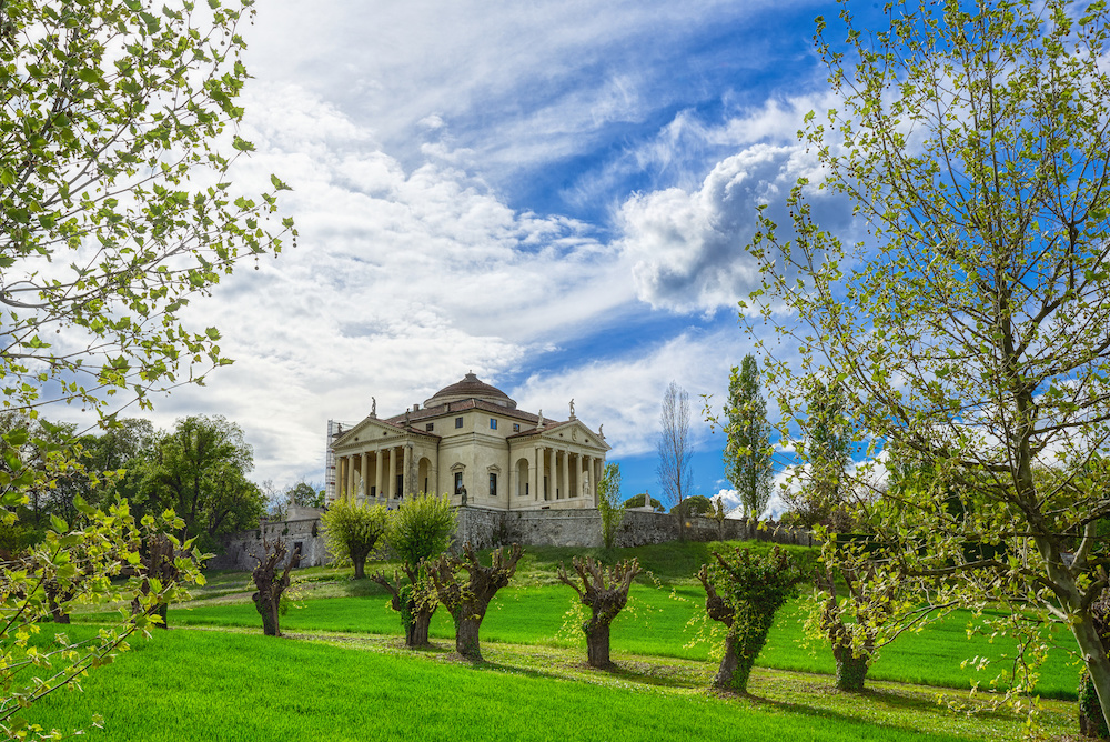Tra le 6 ville storiche italiane che abbiamo scelto, Villa Almerico Capra detta La Rotonda, a Vicenza, è opera di Andrea Palladio.