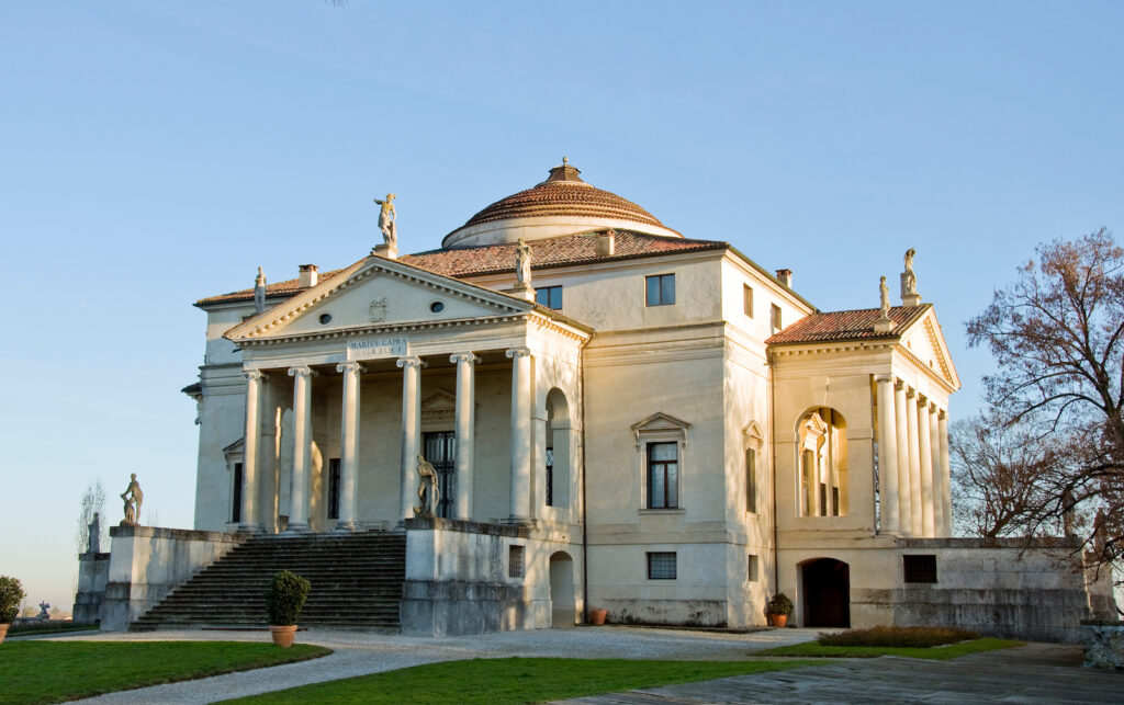 Probabilmente l’edificio palladiano più celebre, “La Rotonda” è divenuto un sito patrimonio dell’UNESCO insieme alla città di Vicenza e le altre ville palladiane sparse sul territorio veneto.