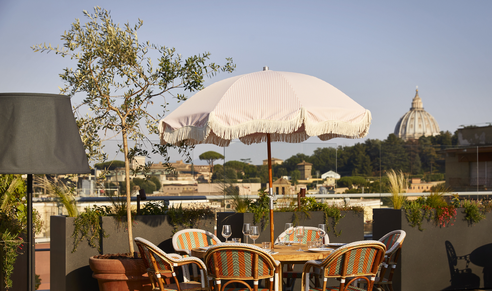 Il rooftop bar dell'hotel Mama Shelter di Roma, è un luogo accogliente e informale, per gli ospiti dell’hotel tutto il giorno e aperto a turisti e cittadini la sera, per ammirare la Cupola di San Pietro.