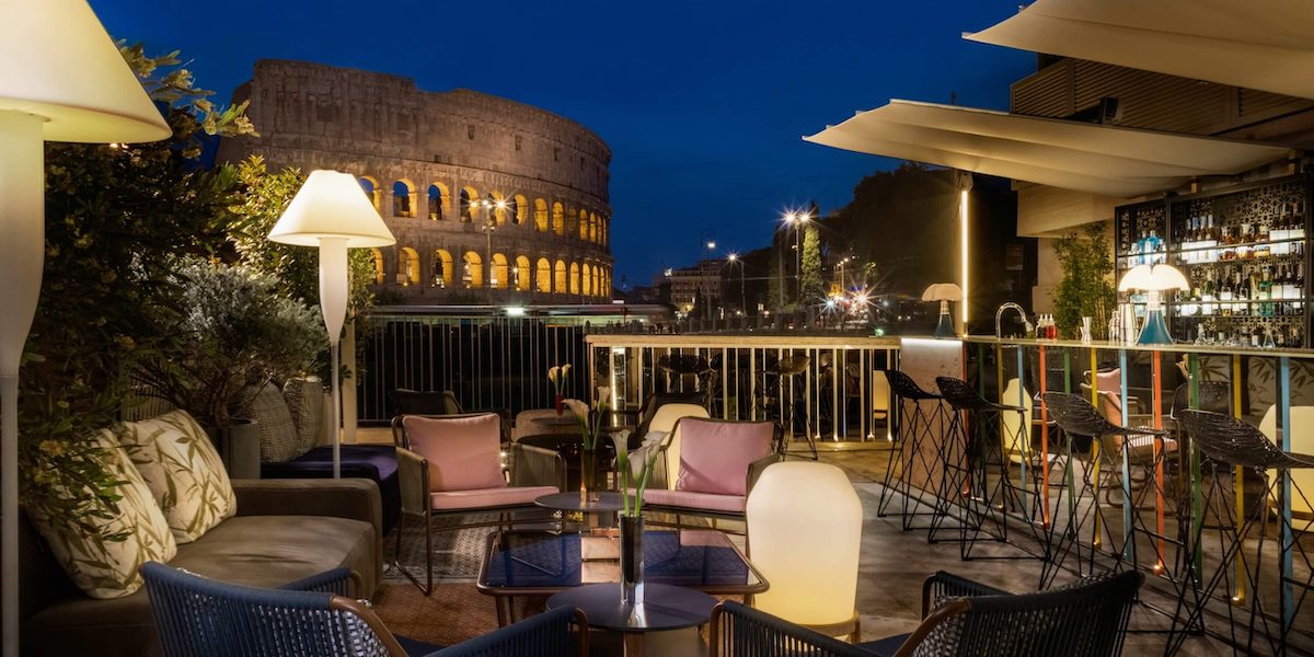 The Court sorge su una delle più esclusive terrazze panoramiche a Roma, e gode di una vista di rara bellezza sul Colosseo.