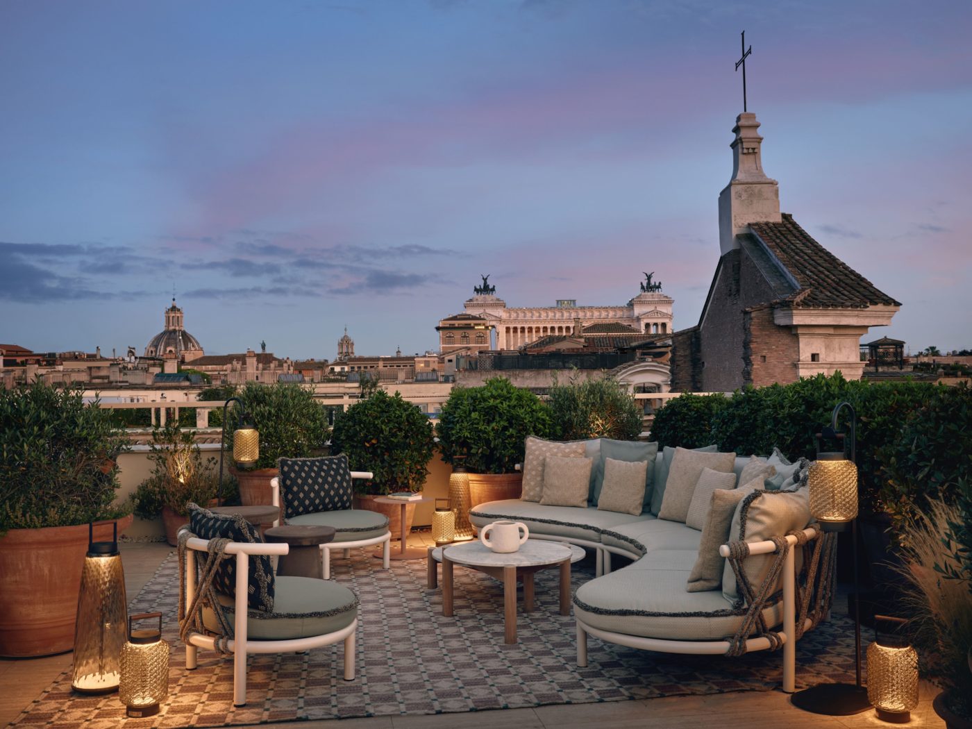 Ha una magica atmosfera da giardino segreto, grazie ai grandi vasi in terracotta e alle erbe aromatiche, il ristorante con bar Notos Rooftop dell'Hotel Six Senses Rome.