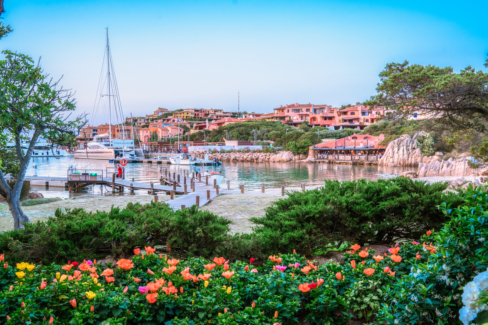 Capitale indiscussa della Costa Smeralda, in questa immagine un angolo della marina di Porto Cervo.