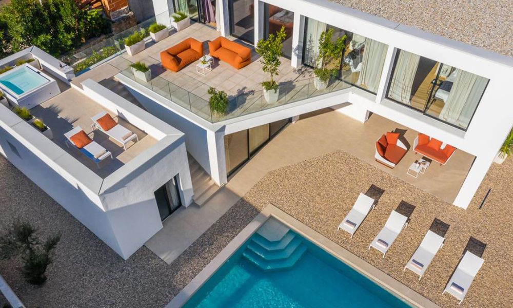 Villa con vetrate scorrevoli, piscina e terrazzi