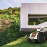 Un terreno in pendenza perfettamente curato da un rasaerba automatico