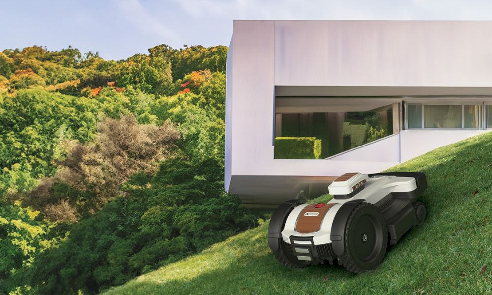 Un terreno in pendenza perfettamente curato da un rasaerba automatico
