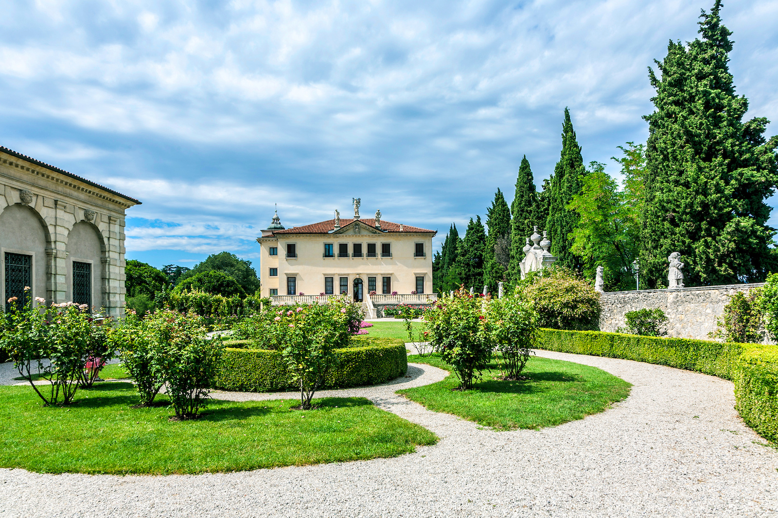 Subito fuori dalla città di Vicenza è situato lo straordinario complesso monumentale di Villa Valmarana, composto da Palazzina e Foresteria, affrescate da Giambattista e Giandomenico Tiepolo, dalla Scuderia e da un parco storico.