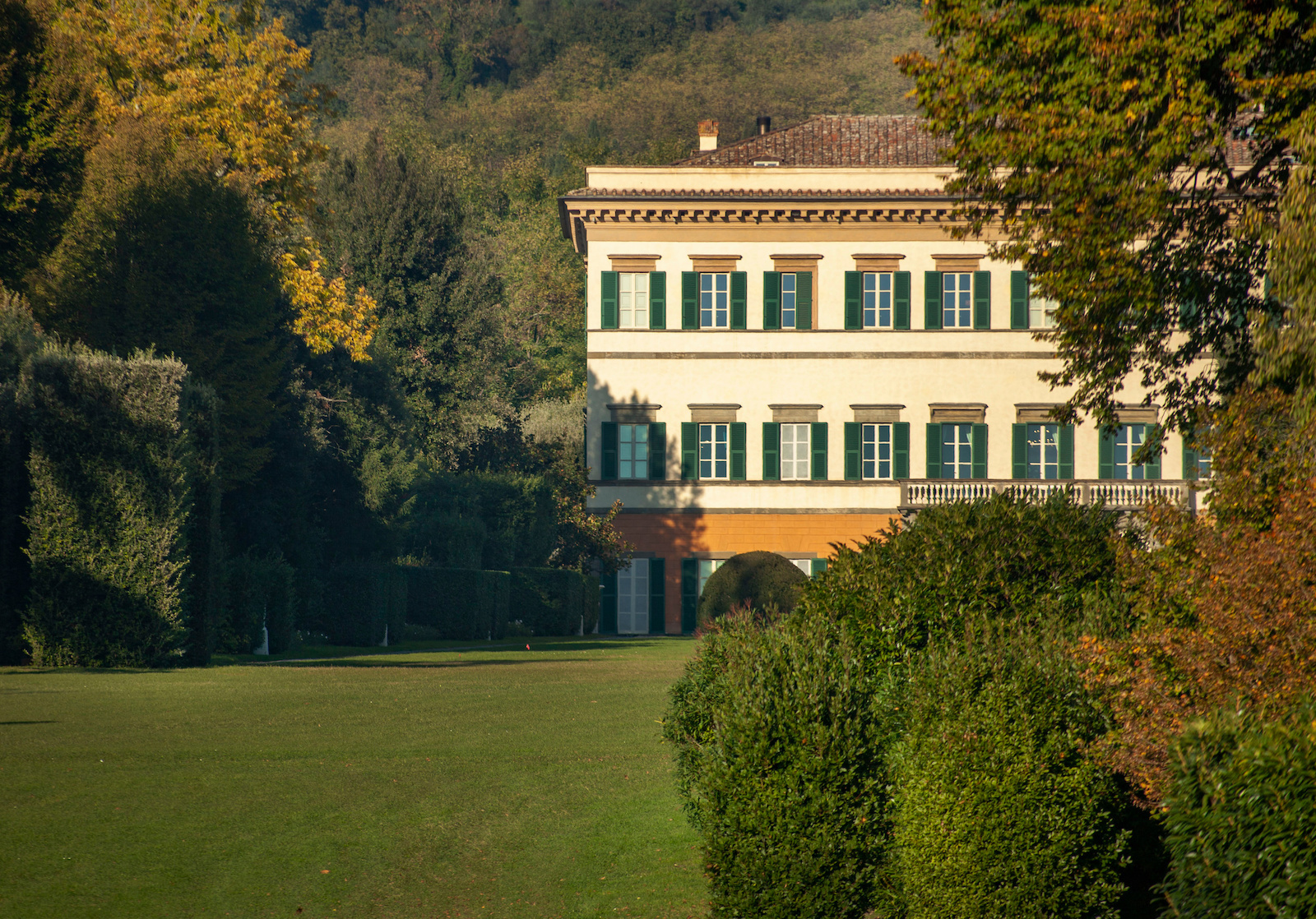 Il primo nucleo della villa lucchese di Marlia risale all'epoca medievale: da allora sia il parco che gli edifici sono il risultato di una serie di trasformazioni avvenute nei secoli.