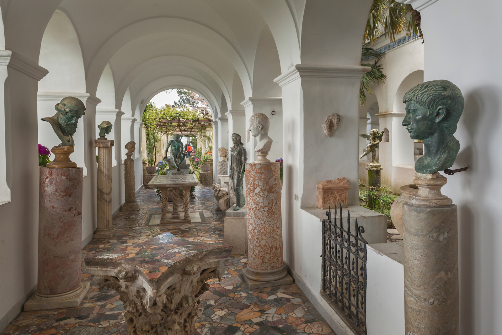 Villa San Michele ad Anacapri è circondata da un giardino incantevole pieno di fiori, colonne, pergole e cipressi centenari e gode di una vista mozzafiato sul Golfo di Napoli.