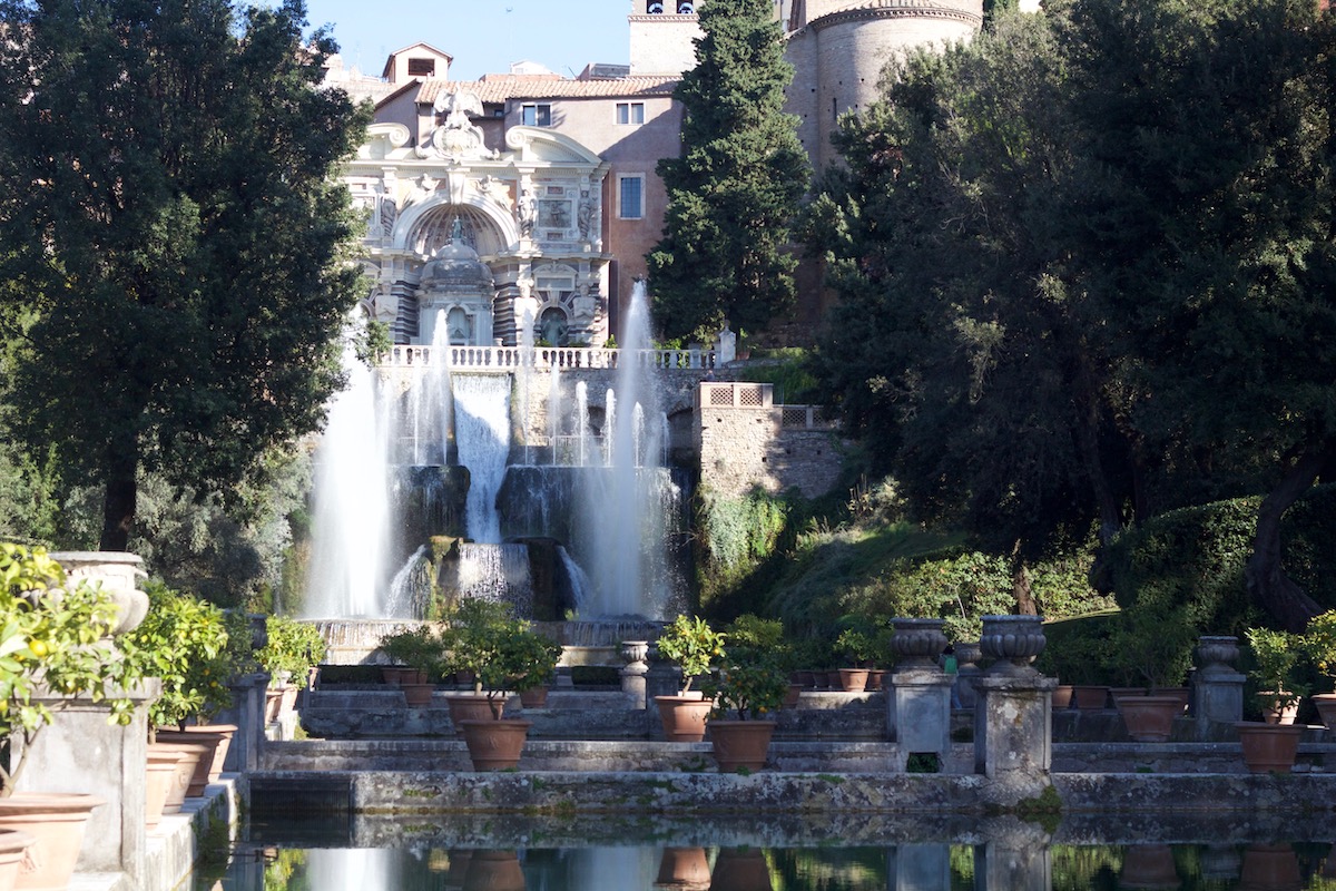 Visitare le ville storiche italiane significa anche godere di giardini progettati come veri capolavori: quello di Villa d'Este a Tivoli è uno degli esempi più scenografici.