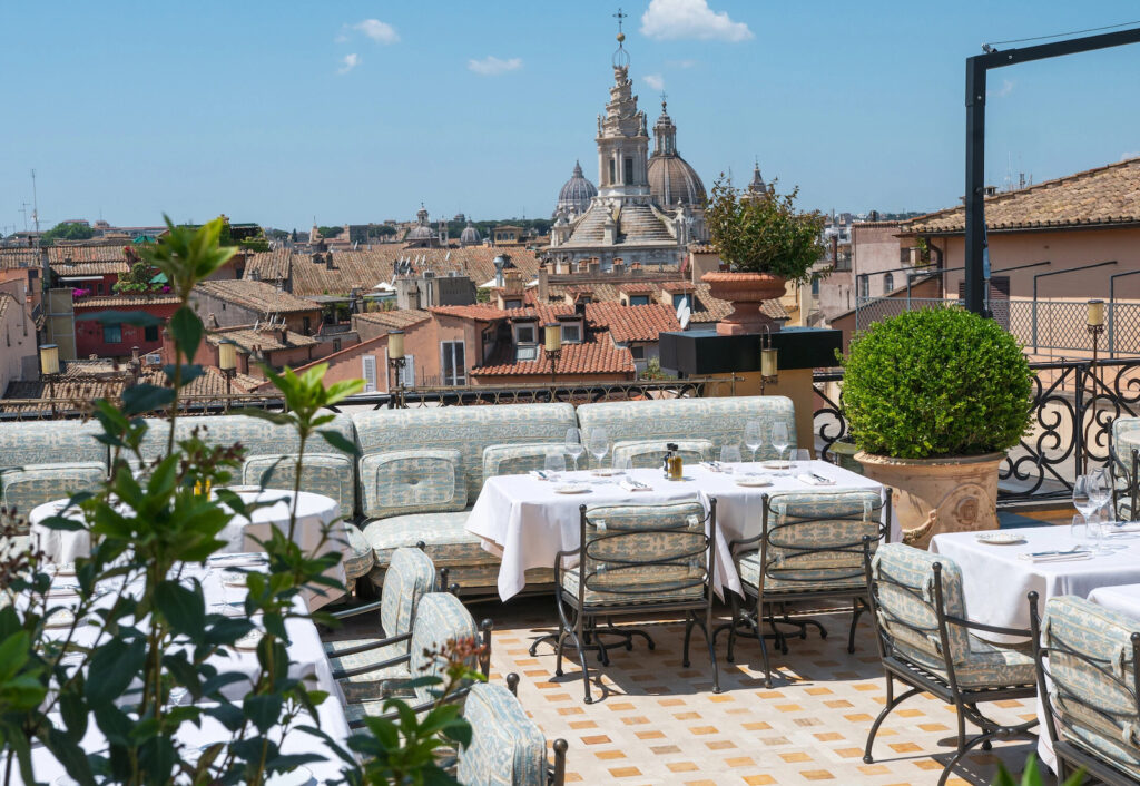 Al settimo piano dell'hotel Orient Express La Minerva, il rooftop bar offre due esperienze food&beverage: il ristorante Gigi Rigolatto Roma e il Bellini Bar.