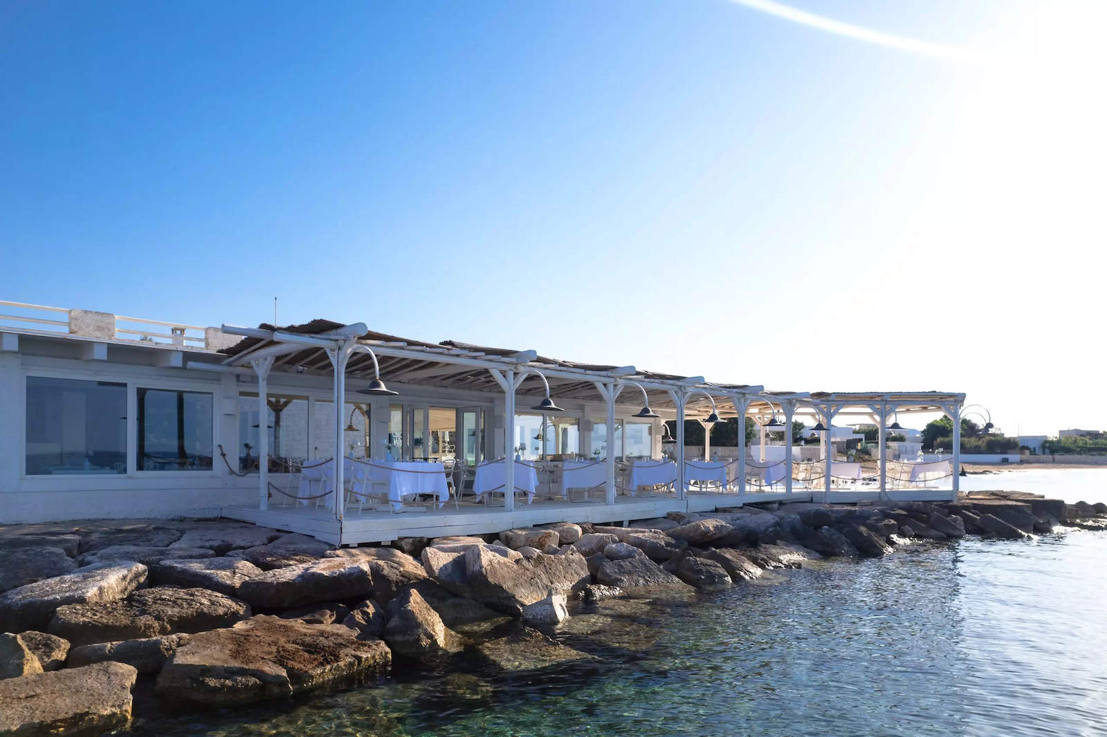 In Puglia, tra gli hotel sul mare in Italia, La Peschiera offre un cuore gastronomico incastonato sulla scogliera e guidato dallo chef Vincenzo Montanaro: il ristorante SaleBlu.  