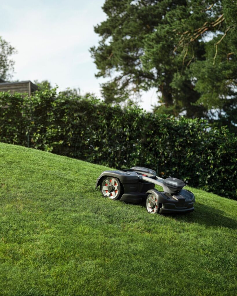 Husqvarna Automower® 435X NERA lavora anche su pendenze importanti