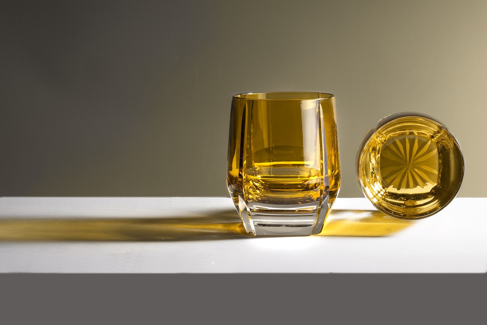 Una proposta preziosa per le novità della tavola estiva: la collezione Gem di Weissestal propone bicchieri in vetro molato a mano, tra artigianalità e design contemporaneo.