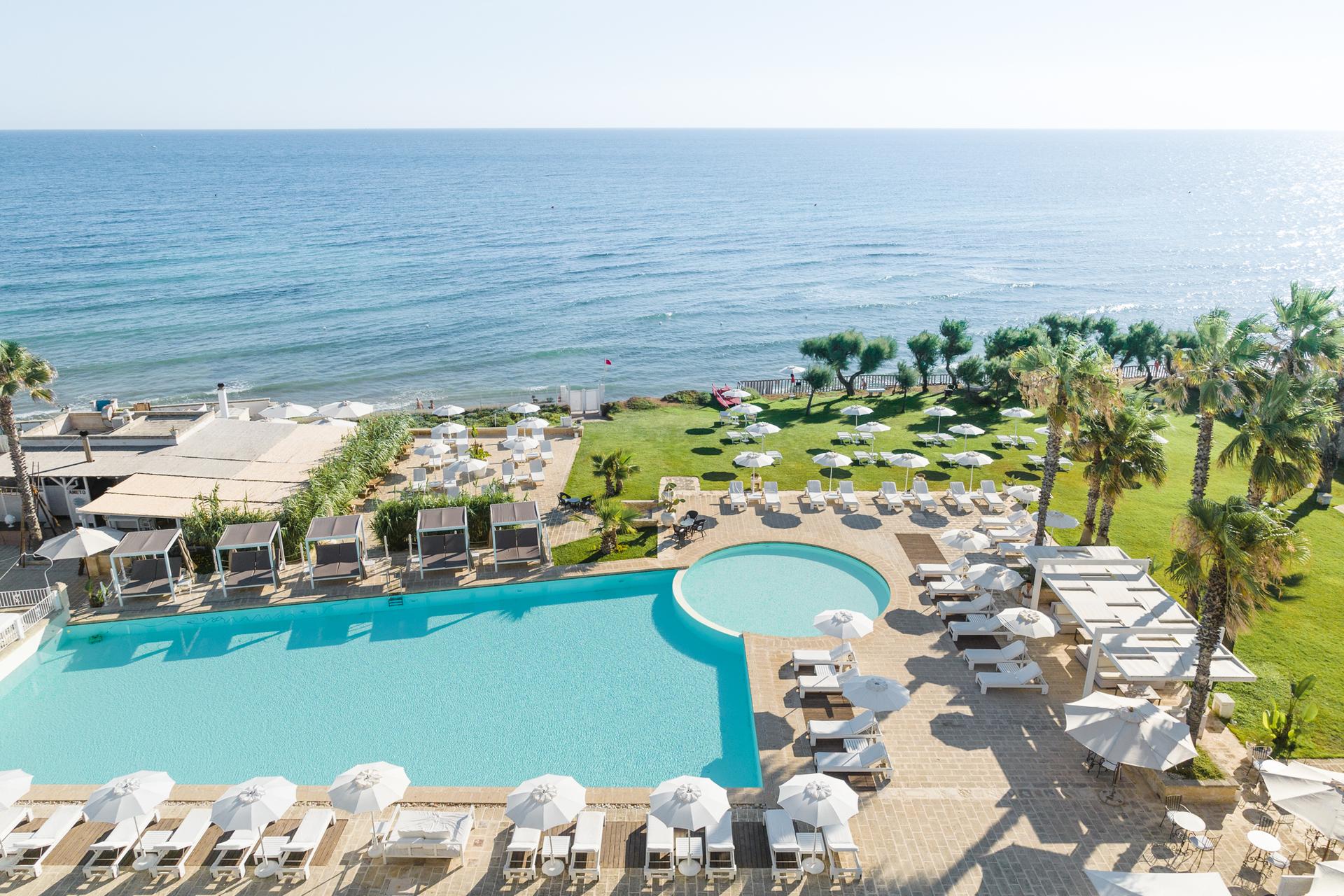 Il Canne Bianche Lifestyle Hotel è un boutique hotel a 5 stelle che regala accesso diretto a una spiaggia incontaminata, dove il profumo del mare si fonde con il candore tipico dell'architettura salentina.