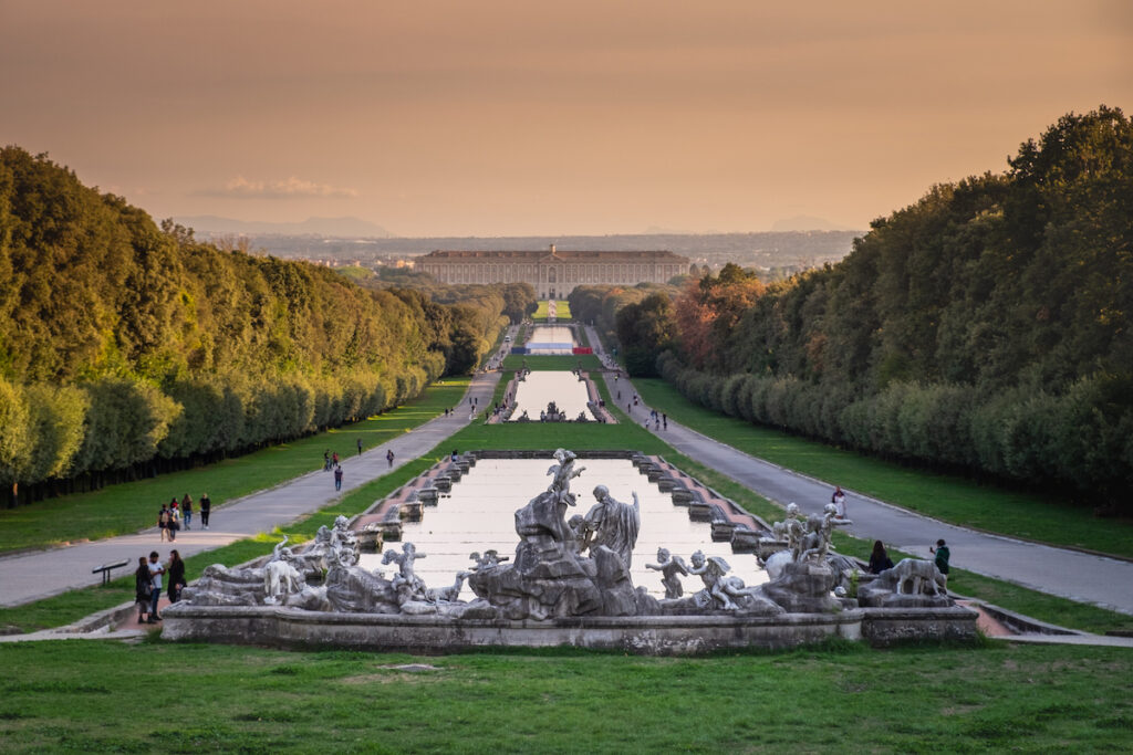Visitare la Reggia di Caserta ad agosto e fare esperienza delle numerose iniziative speciali, dall'alba al tramonto