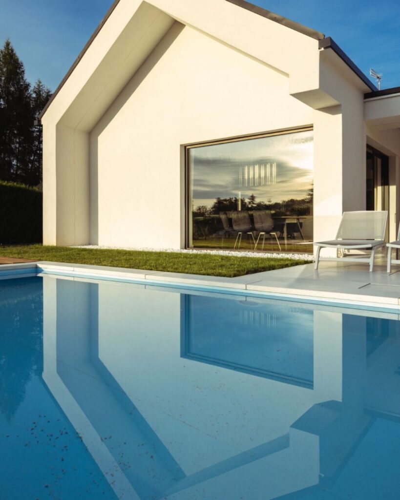 Le finestre panoramiche e il perfetto equilibrio progettuale di una villa scolpita dalla luce