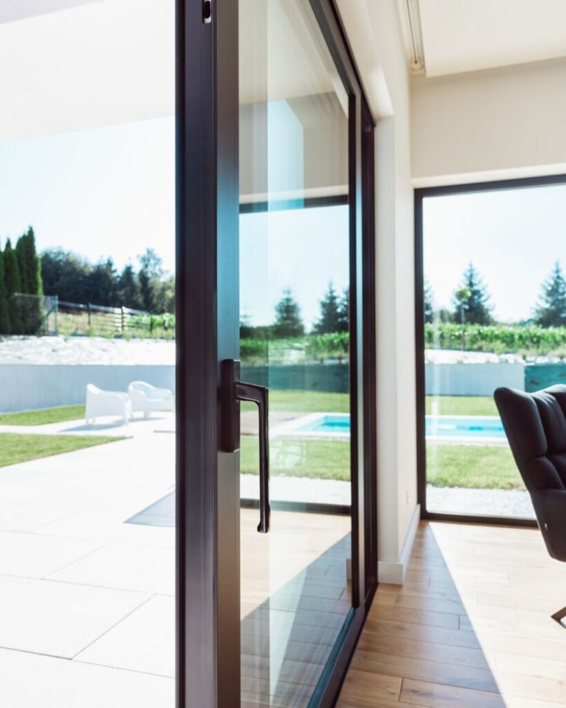 Le finestre panoramiche e il perfetto equilibrio progettuale di una villa scolpita dalla luce
