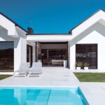 Grandi finestre panoramiche caratterizzano la facciata di una villa contemporanea