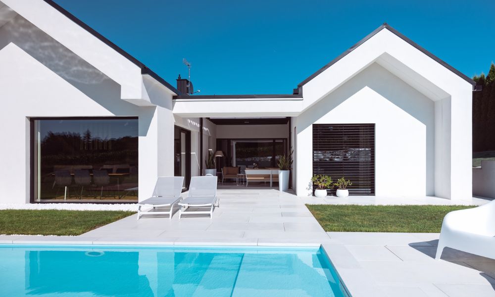 Grandi finestre panoramiche caratterizzano la facciata di una villa contemporanea