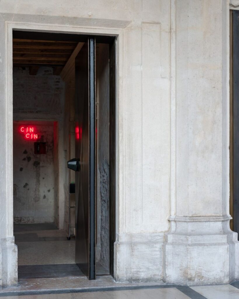 Le porte pivotanti proiettano un locale storico in una vibrante dimensione contemporanea