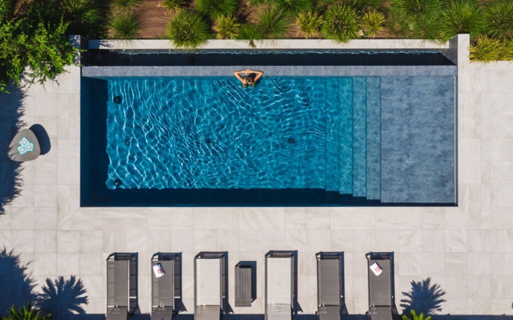 Non solo lusso. Le piscine su misura sono lo specchio di chi le vive, in totale armonia con se stesso e con l'ambiente