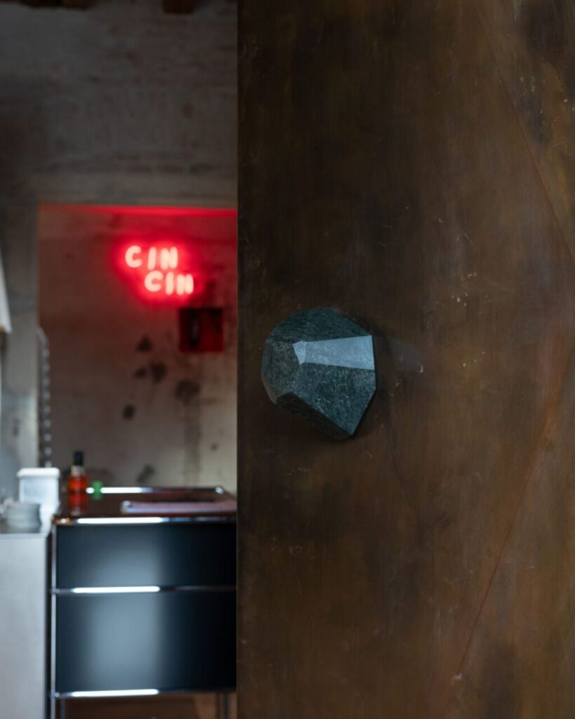 Le porte pivotanti proiettano un locale storico in una vibrante dimensione contemporanea