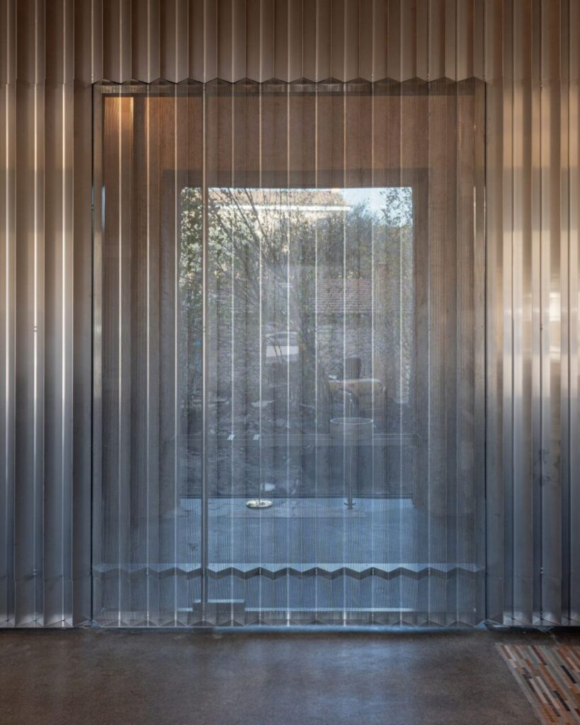 Le porte pivotanti proiettano un locale storico in una vibrante dimensione contemporanea
