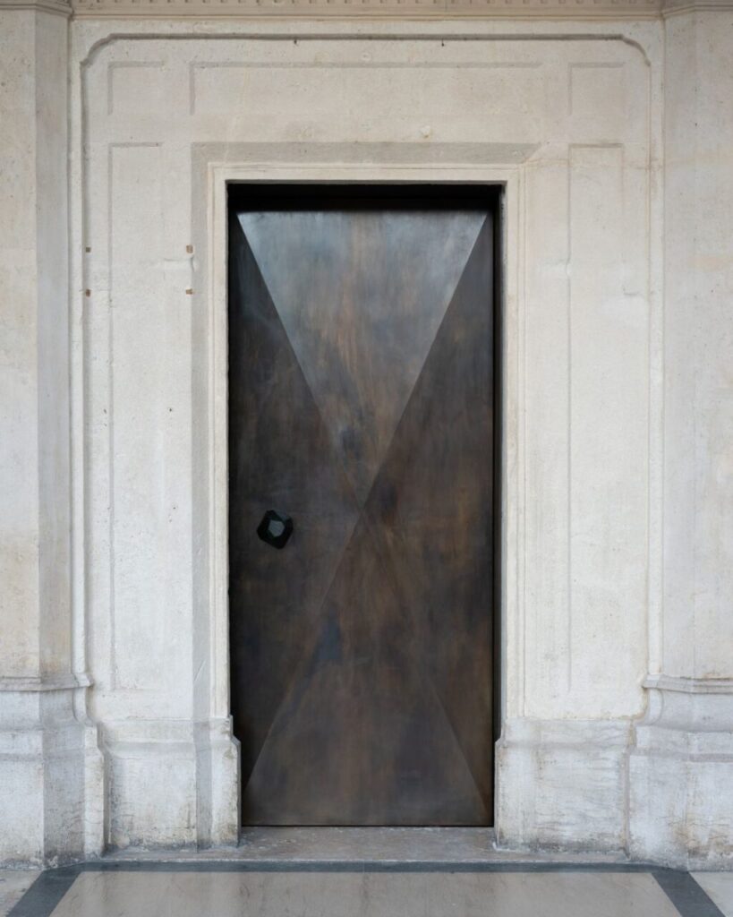 Le porte pivotanti proiettano un locale storico in una vibrante dimensione contemporanea
