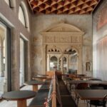 Porte pivotanti in un affascinante contesto storico rivisitato