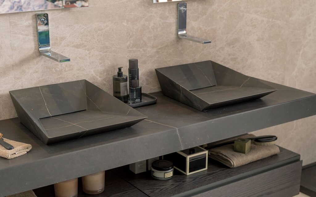 Bagno nero: le istruzioni per creare un ambiente impeccabile e senza tempo