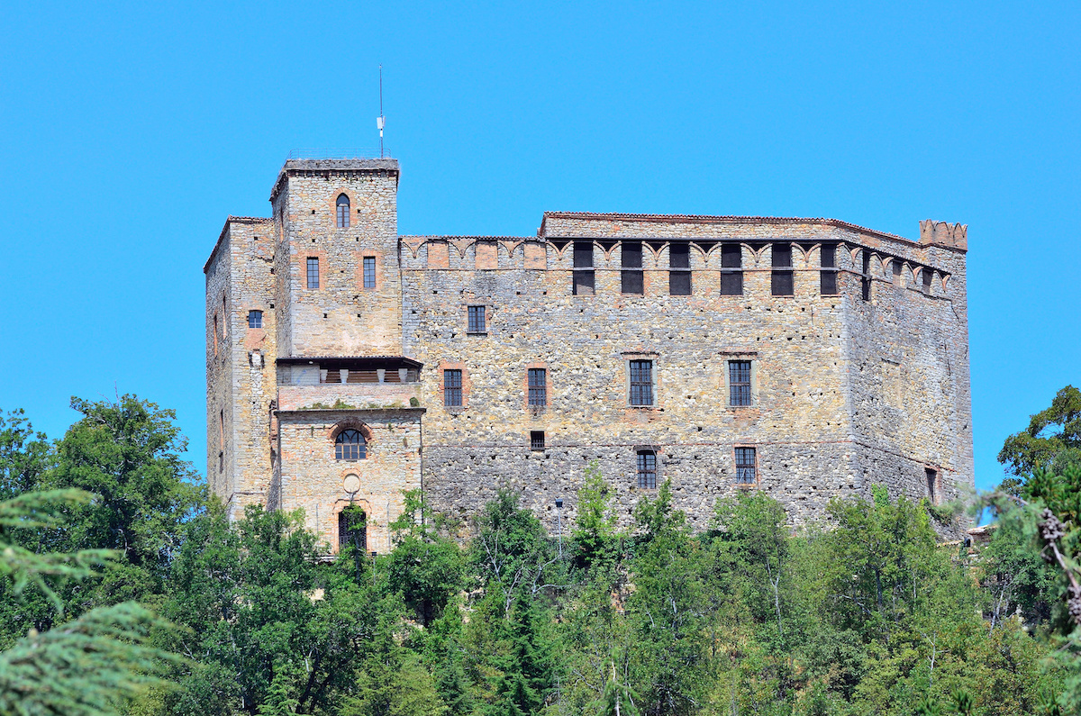 Nell'Oltrepò Pavese, il Castello Dal Verme domina il borgo medievale di Zavattarello.