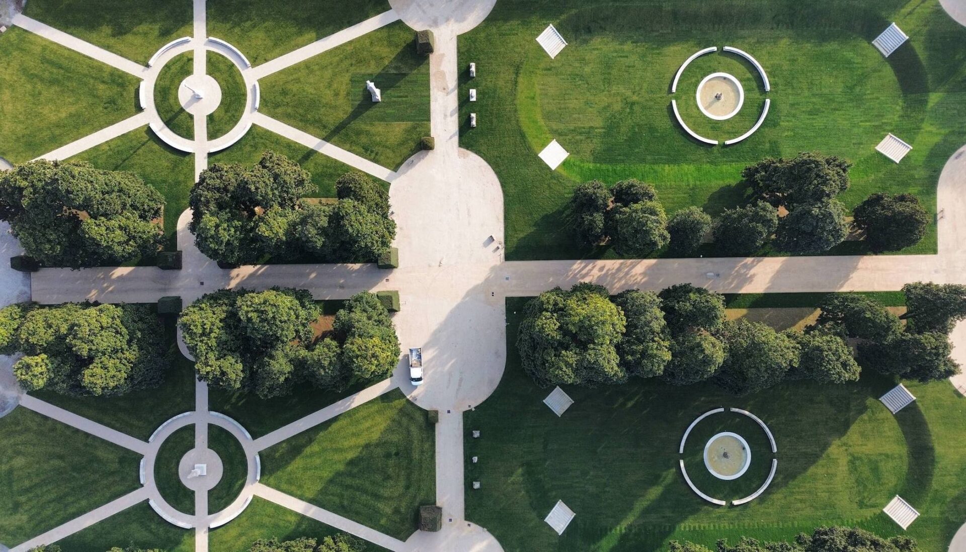 Vista dall'alto del parco del Castello di Belgioioso, in provincia di Pavia: prezioso monumento di valore storico artistico ed efficace motore per lo sviluppo socio-economico e culturale del territorio.