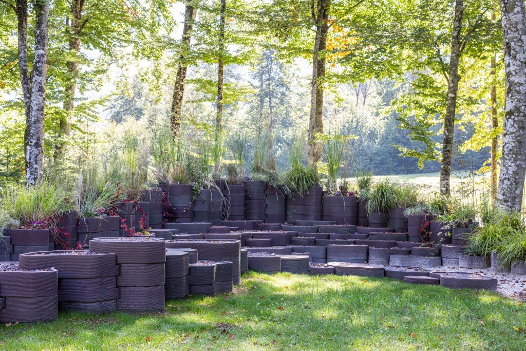 Un immagine dell'opera Discrete Landscape realizzata per Arte Sella 2025 dall'architetto Mario Cucinella.