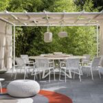 esempio di arredi da esterno in pietra naturale con tavolo da giardino dal top in travertino