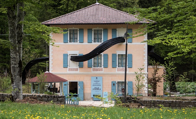 Villa Strobele (qui l'opera Lo Spirito di Samarcanda di Rainer Gross) è sede di Arte Sella dal 1986.