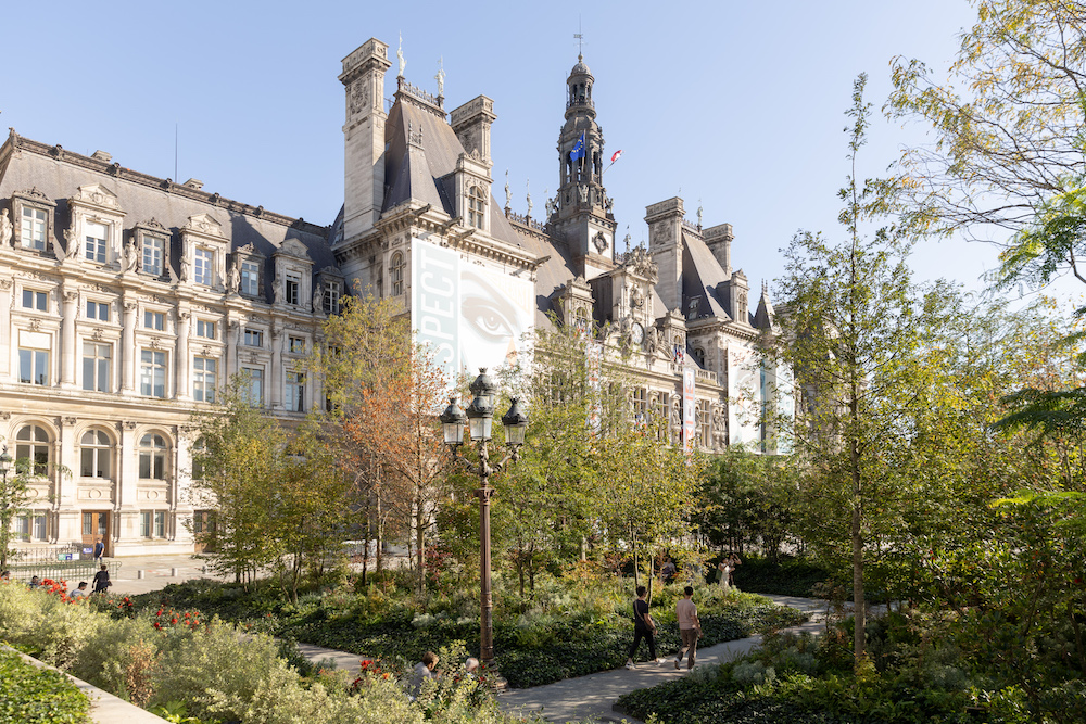 La vista della piazza dell'Hôtel de Ville dov'è stata da poco inaugurata la terza foresta urbana di Parigi, parte di un ampio progetto di rinverdimento della città.