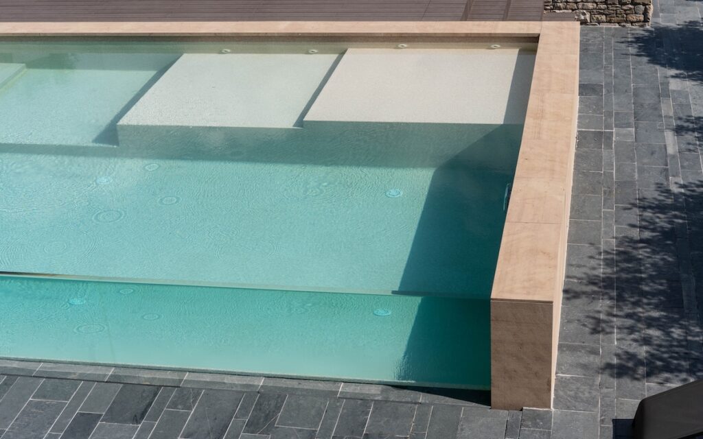 Una piscina con parete trasparente per un magico gioco di riflessi e movimenti