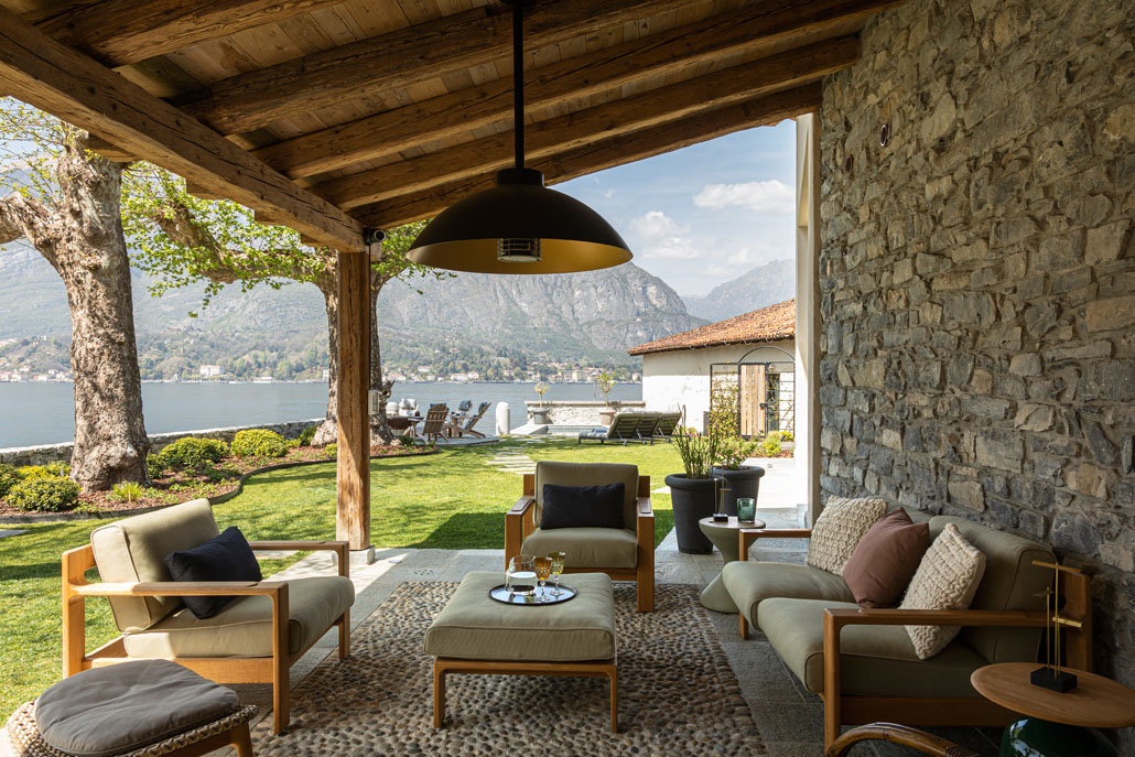 Una ex marmeria affacciata sull’acqua è rinata come una casa sul lago di Como dal carattere forte e contemporaneo, scaldato dall'uso del legno e dagli ampi affacci.