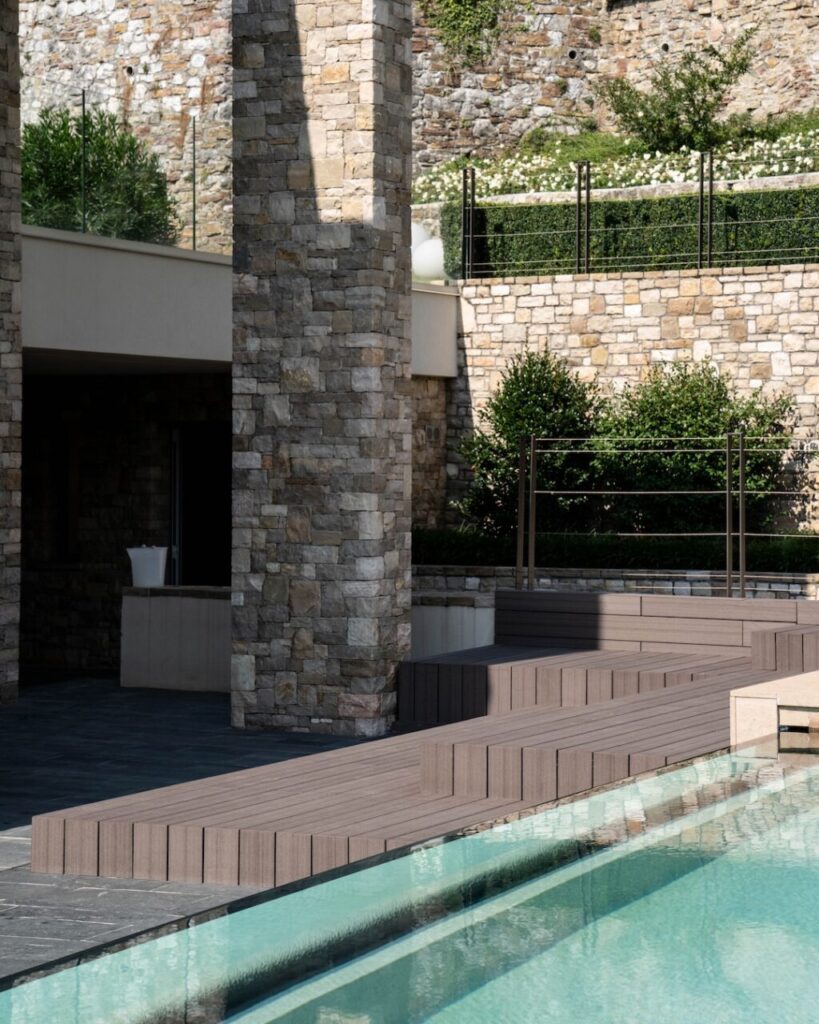 Una piscina con parete trasparente per un magico gioco di riflessi e movimenti