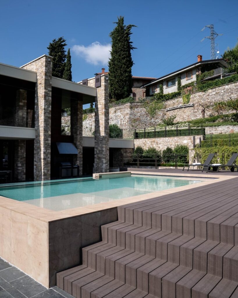 Una piscina con parete trasparente per un magico gioco di riflessi e movimenti