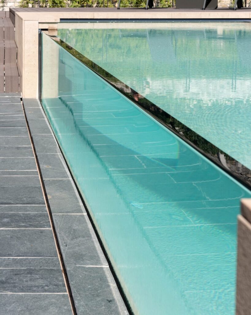 Una piscina con parete trasparente per un magico gioco di riflessi e movimenti