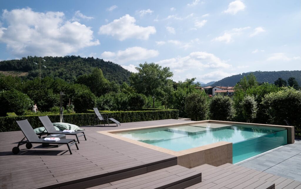 Una piscina con parete trasparente per un magico gioco di riflessi e movimenti